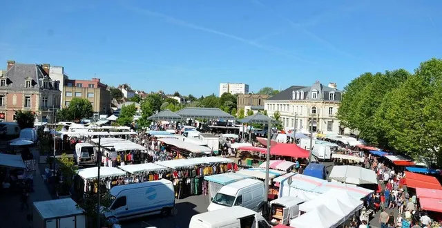 photo  la localisation et la taille du marché a fait débat, mardi, lors de la réunion entre élus et commerçants.  &copy;  archives ouest-france 