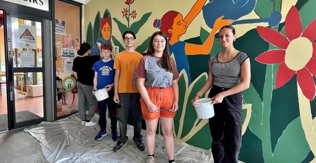 photo  l’artiste mancelle alice hervé (au centre) avait encadré quatre jeunes en juillet 2024 pour un chantier argent de poche à l’accueil de loisirs bouskidou, à sablé-sur-sarthe.  &copy;  archives ouest-france 