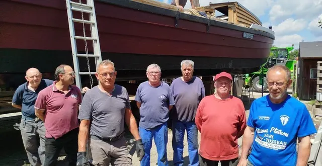 photo  une partie des bénévoles de l’association des chalandoux du cinquième vent , le jour du remontage du moteur. de gauche à droite : guy vigneron, eric jaunet, daniel cesbron, alain vigneron, denis beauregard, pascal masson, alain moreau et patrice renou à l’intérieur du gabarot.  &copy;  ouest-france 