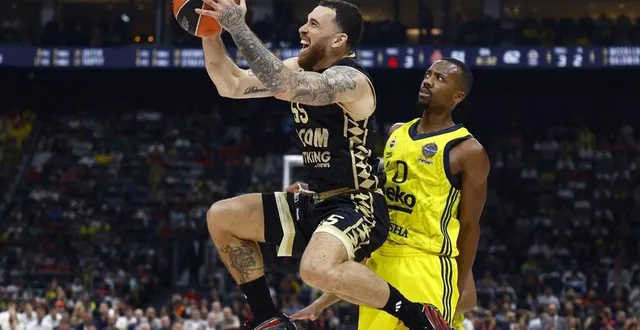 photo  mike james et monaco vont devoir rapidement digérer l’énorme déception de cette finale d’euroligue échappéeface à fenerbahce.  &copy;  reuters 