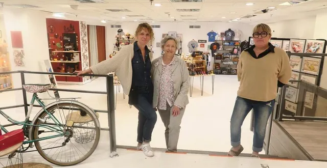 photo  des créatrices qui ont réalisé un joli décor dans la galerie des jacobins au mans.  &copy;  ouest-france 
