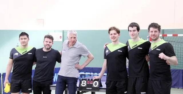 photo  patrick provost, au milieu, accompagné de l’équipe de vibraye qui évoluera en n1 la saison prochaine.  &copy;  le maine libre 