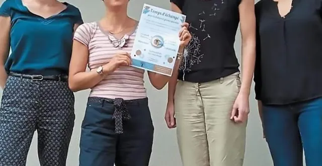 photo  mathilde et émilie de la pharmacie de la place dufour, blandine émery et justine mesnard  &copy;  le maine libre 