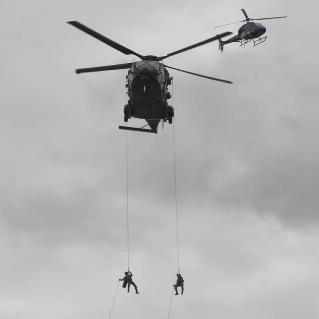 photo l’armée de l’air apporte le drapeau tricolore de départ par hélicoptère.  ©  archives le maine libre yvon loué