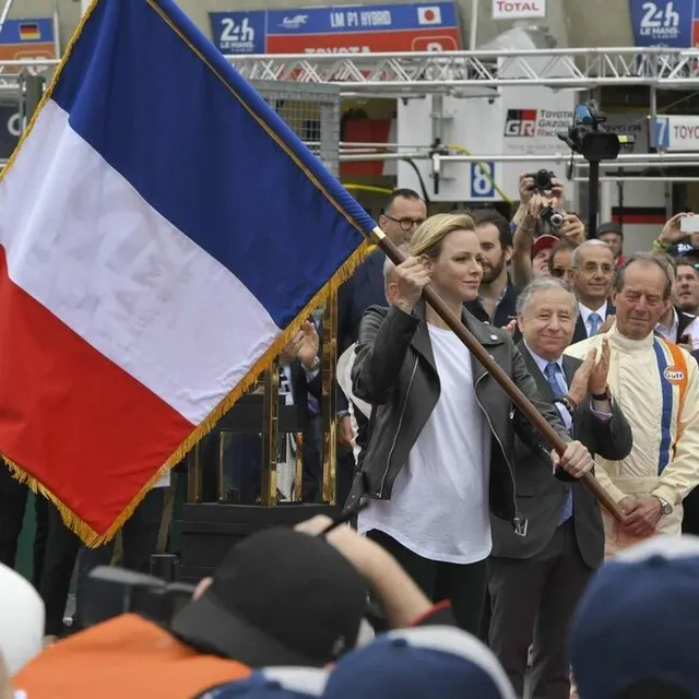 photo en 2022, c’est la princesse charlène de monaco qui donnait le départ avec le drapeau tricolore  ©  archives le maine libre denis lambert