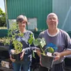 photo  pascal le bouder et sylvie gourgout, des jardins de thoiré, conseillent les jardiniers.  