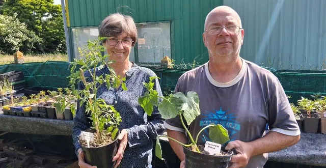 photo  pascal le bouder et sylvie gourgout, des jardins de thoiré, conseillent les jardiniers.   &copy;  le maine libre 