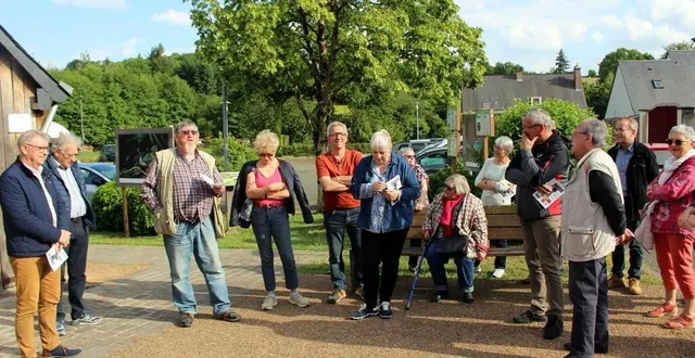 photo  les partenaires réunis, pendant l’exposé de jean françois clémence, représentant bercé naturellement.  &copy;  le maine libre 