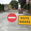 photo la route sera barrée jusqu’en juillet 2025 en haut de la rue angevine, à hauteur du croisement avec l’allée du puits aux moines, à solesmes.