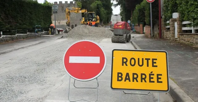 photo  la route sera barrée jusqu’en juillet 2025 en haut de la rue angevine, à hauteur du croisement avec l’allée du puits aux moines, à solesmes.  &copy;  ouest-france 