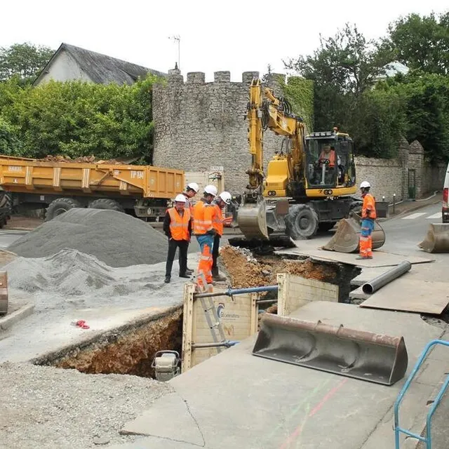 photo les travaux de mise en séparatif du réseau d’eaux unitaire à solesmes sont dans la deuxième tranche qui concerne toute la rue angevine.  ©  ouest-france