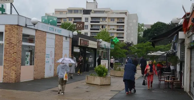 photo  angers, jeudi 22 mai 2025. le poids des années pèse sur les 48 commerces de la place du chapeau-de-gendarme.  &copy;  co - benoît pelloquin 