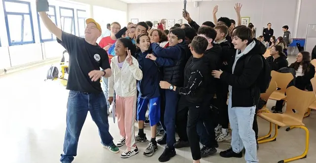 photo  big selfie en fin de cours, au collège le marin, à allonnes, avec fluency mc, qui était professeur d’anglais aux états-unis, dj et rappeur.  &copy;  ouest-fance 