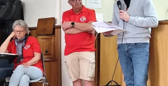 photo  le président michel brulard avec un des responsables des comptes financiers de l’association  &copy;  ouest-france 