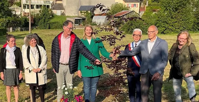 photo  plantation d’un arbre à l’occasion du 40e anniversaire du jumelage, il y a deux ans.  &copy;  archives ouest-france 