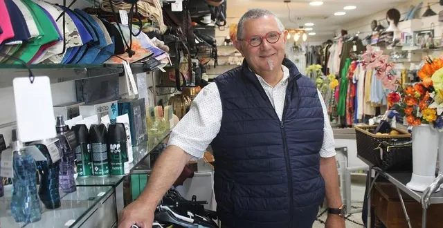 photo  ronan le bris dans sa boutique chic mode, au 22, rue de l’île.  &copy;  ouest-france 