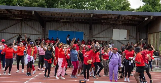 photo  des centaines de personnes sont venues marcher et courir au stade bollengier-stragier à coulaines.  &copy;  croix-rouge 