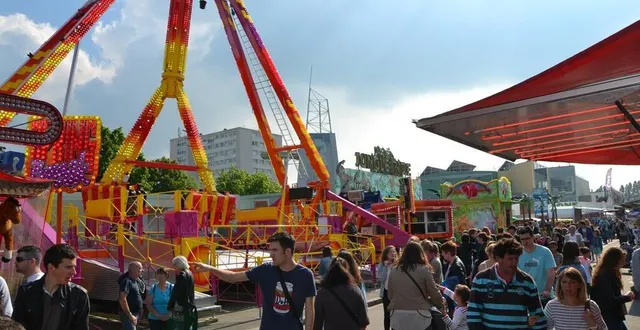 photo  plus de cent attractions foraines sont installées dans le centre-ville, entre jeudi et dimanche.  &copy;  ouest-france 