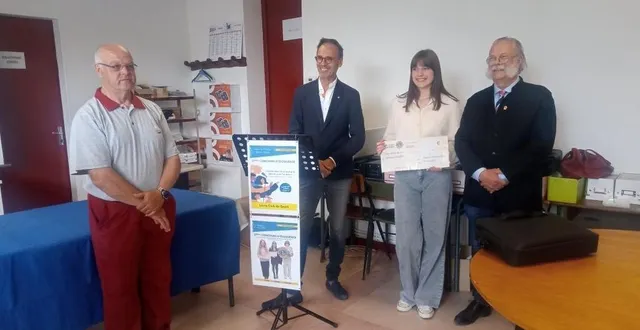 photo  dominique leriche, président du lions club de segré ; patrick edelin, membre du club service et organisateur du concours d’éloquence ; justine valent, lauréate de la deuxième place régionale ; et thierry-yves babin, deuxième vice-gouverneur du district ouest du lions club.  &copy;  ouest-france 