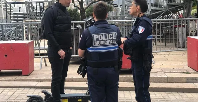 photo  place de la république, au mans, mardi 27 mai 2025. à partir du 21 juin, la circulation des vélos et trottinettes sera interdite le samedi, en zone piétonne. avant de verbaliser, policiers et agents de surveillance de la voie publique feront de la pédagogie pour expliquer aux utilisateurs qu’il faut mettre pied à terre.  &copy;  ouest-france 