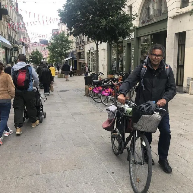 photo mardi 27 mai 2025, rue de bolton, à proximité de la place de la république. à compter du 21 juin 2025, chaque samedi, les utilisateurs de vélo ou de trottinette devront mettre pied à terre dans les rues piétonnes du centre-ville.  ©  ouest-france