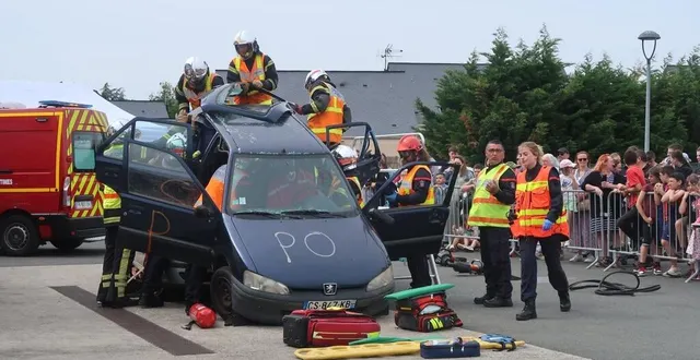 photo  beaufort, le 24 mai 2025. sous les yeux des visiteurs impressionnés, les sapeurs-pompiers ont réalisé une manœuvre spectaculaire de désincarcération après un accident de la circulation.  &copy;  co - agathe le nueff 