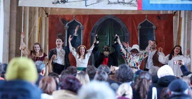 photo  cette pièce de commedia dell’arte se joue dans une version sur tréteaux, en extérieur.  &copy;  dinamo théâtre 