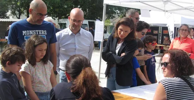 photo  christelle morançais, ici aux côtés de franck poquin, maire, a fait le tour des stands.  &copy;  co 