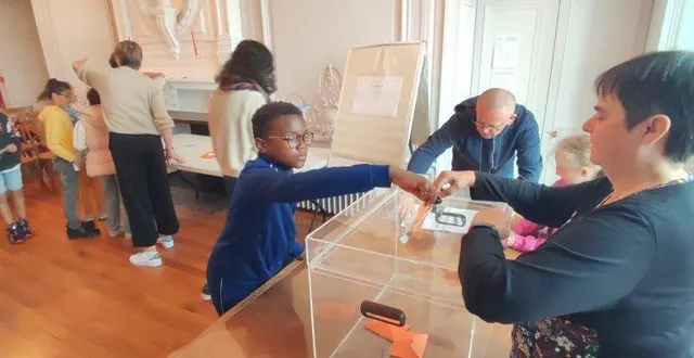 photo  les écoliers de cm1 et de cm2 ont accompli leur devoir de jeune citoyen, hier, en mairie.  &copy;  ouest-france 