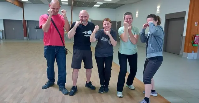 photo  samedi matin, quatre adultes se sont essayés à la boxe thérapie avec cosimo muscio, fondateur de am boxing, avant de faire du fit basket.  &copy;  ouest-france 