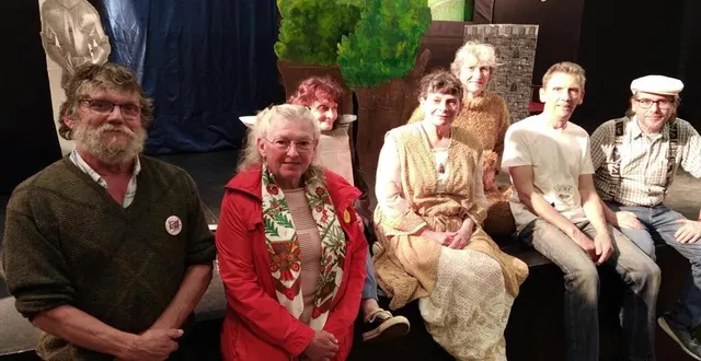 photo  gérard pichon et marie-noëlle schump, des restos du cœurde beaufort-en-anjou (à gauche), et les comédiens de la compagnie c a voir.  &copy;  co 