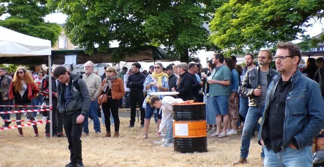 photo  la foule des grands jours pour ce premier festival moto du club de luché-pringé.  &copy;  le maine libre 