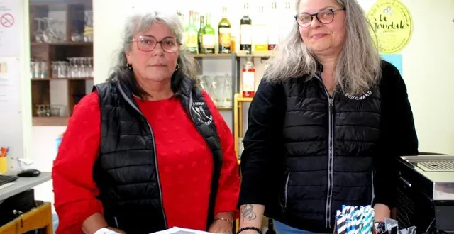 photo  delphine couléard et karine gohier, très impliquées dans la vie locale, accueillent une collecte solidaire de vieux journaux dans leur bar restaurant « le petit creux gourmand ».  &copy;  le maine libre 
