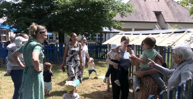 photo  récolte des œufs dans le poulailler du champ de l’ormeau à rouillon.  &copy;  le maine libre 
