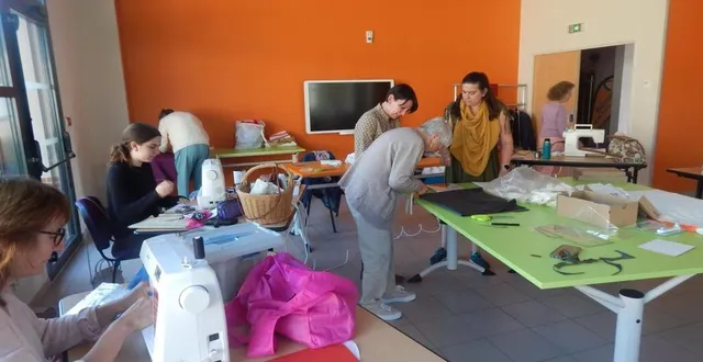photo  une dizaine de couturières s’adonnent à l’atelier couture le 4e samedi de chaque mois  &copy;  le maine libre 