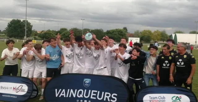photo  l’équipe des u18 du club remporte la coupe du district.  &copy;  beaumont sports athlétiques 