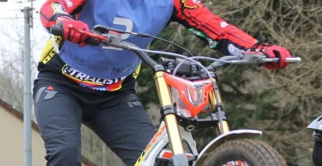 photo  alycia en plein effort sur sa trrs 250 cm3  &copy;  le maine libre 