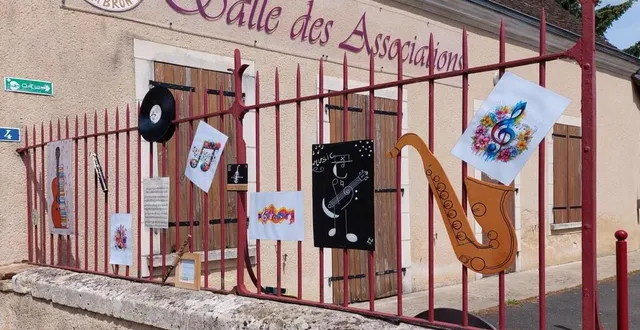 photo  les décorations sont visibles devant la boulangerie.  &copy;  mairie de lombron 