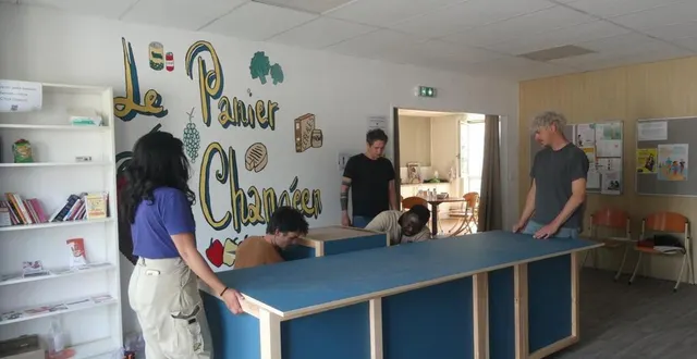 photo  les stagiaires ajustent les éléments du nouveau comptoir, dans les locaux de l’épicerie solidaire.  &copy;  ouest-france 