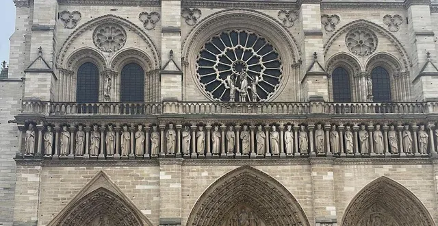 photo  c’est autour du thème notre-dame de paris que se déroule le gala de fin d’année.  &copy;  ouest-france 