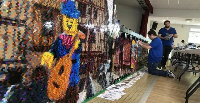 photo  en 2025, les visiteurs de l’exposition de brique mulsanne seront invités à construire ensemble une mosaïque. l’an dernier, une fresque géante devait être reproduite.  &copy;  archives ouest-france 
