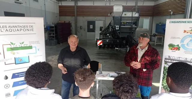 photo  les deux intervenants du stand d’aquaponie. cette méthode de cultiver des végétaux en symbiose avec des poissons est totalement méconnue des collégiens.  &copy;  ouest-france 