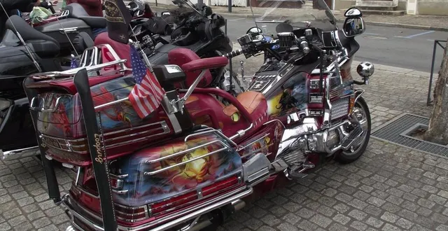 photo  le club goldwing groupe paca (provence-alpes-côte d’azur) a fait une halte lundi après midi, vers 15 h 30, sur la place de la république. 43 motos participeront à la grande réunion qui aura lieu ce jeudi sur le circuit des 24 heures.ils défileront dans les rues de la métropole vers 22 h pour une parade lumineuse.  &copy;  ouest-france 