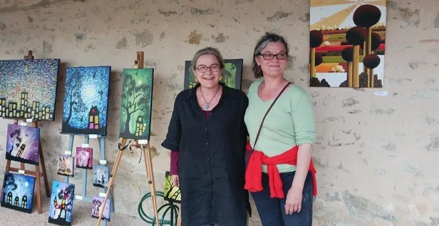 photo  la cour de la bibliothèque accueillait, samedi, une exposition organisée par isabelle tollemer tixier, responsable de la bibliothèque municipale. nathalie travaillard (à droite), une écomméenne, a présenté certaines de ses œuvres. « mon inspiration, c’est la nature. c’est surtout l’arbre qui est cœur des paysages » explique-t-elle. la deuxième artiste présentait des toiles dans un univers totalement différent. « j’invente des paysages nocturnes et des mondes improbables », lance adeline m (à gauche), artiste originaire du mans.  &copy;  ouest-france 
