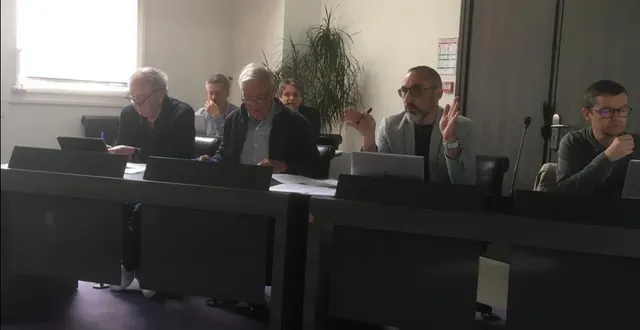 photo  dominique bréjeon, le maire, entouré des élus, daniel vicente, stéphane lefebvre, adjoint à l’aménagement du territoire et à l’écologie et thierry tastard, adjoint à la sécurité, à l’urbanisme et aux marchés publics lors de la réunion destinée aux riverains de la rue mermoz.  &copy;  co. 