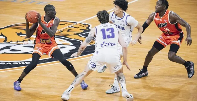 photo  abdoulaye ndoye (à gauche) et wilfried yeguete (à droite) ont tous les deux portés les couleurs de monaco.  &copy;  archives dominique breugnot, ouest-france 