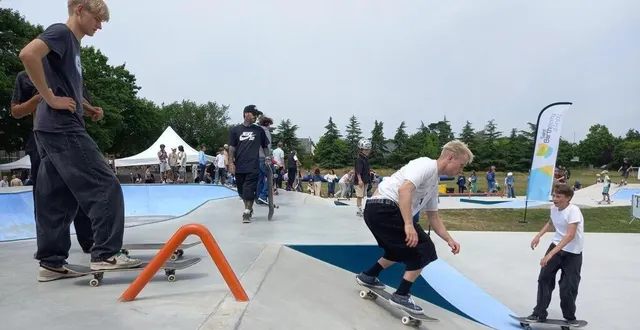 photo  beaucoup de skateurs et riders de tous âges, expérimentés ou pas, se sont croisés sur les pistes de glisse tout au long de l’après-midi dans une ambiance de fête.  &copy;  ouest-france 