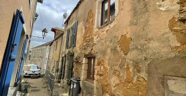 photo  les maisons délabrées proches de l’église, à avoise.  &copy;  le maine libre 