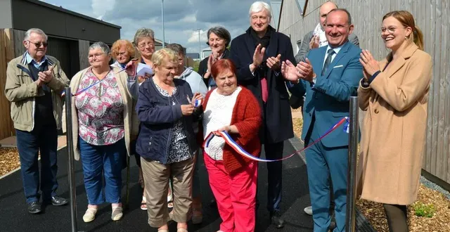 photo  le ruban symbolique a été coupé par trois habitantes des logements, annick, nicole et josiane.   &copy;  le maine libre 
