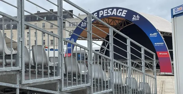 photo  les gradins attendent les spectateurs du traditionnel pesage, place de la république, au mans (sarthe).  &copy;  ouest-france 